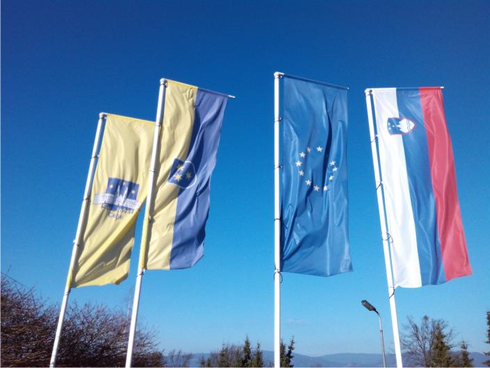 5. Zastava z logotipom, evropska, slovenska in občinska zastava