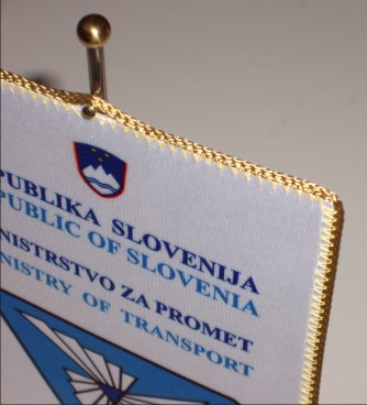 16. Namizna zastavica z logotipom