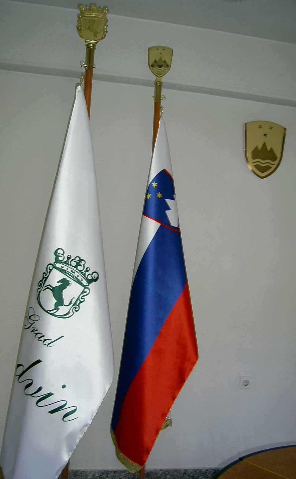 7. Praporski zastavi (v ozadju stenski grb RS)